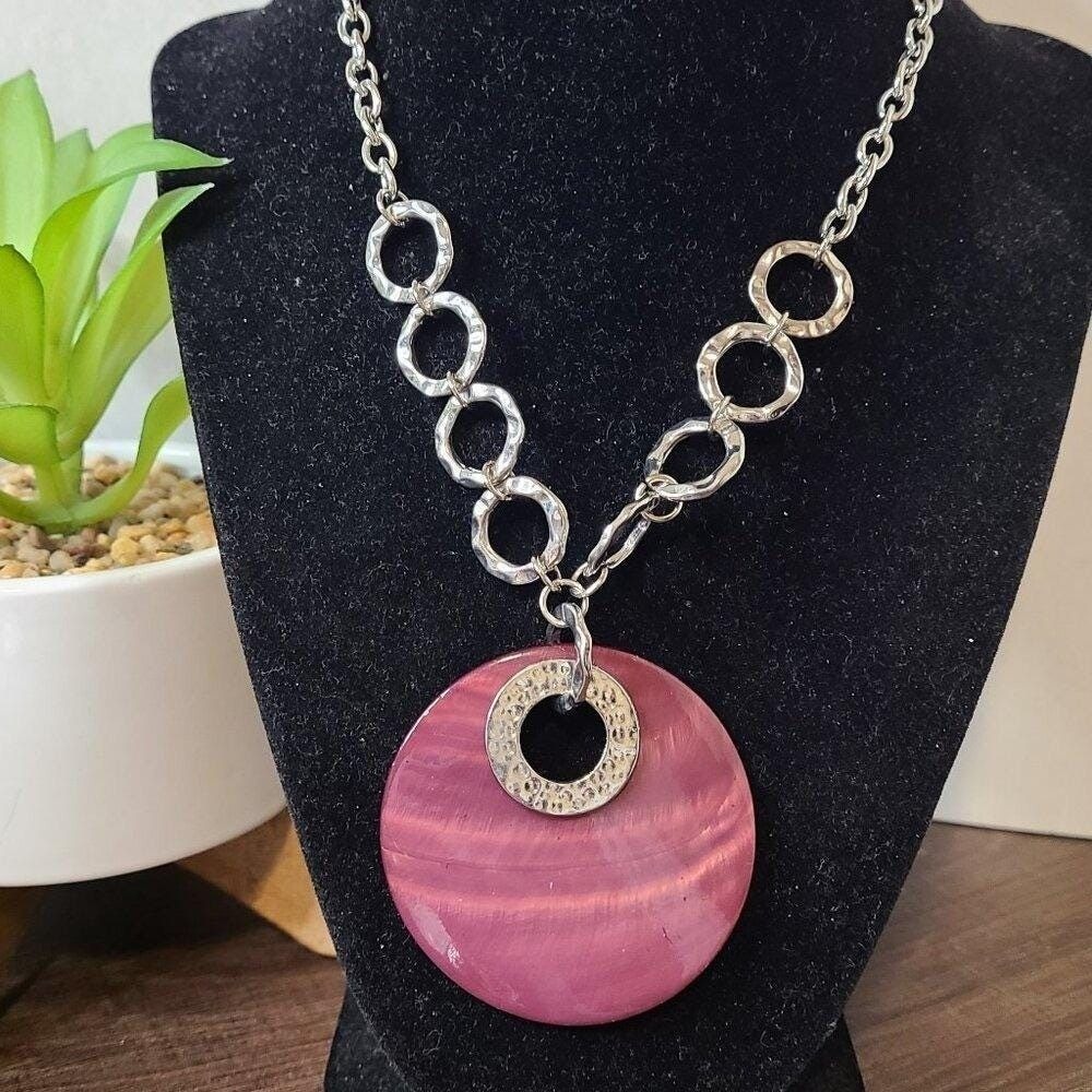 Silver Tone Hammered Ring Mauve Round Statement Pendant Necklace Adjustable